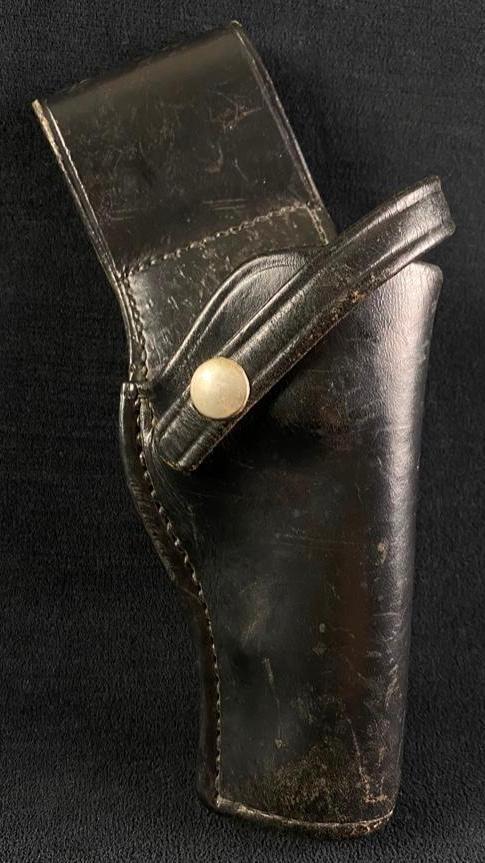 Black Don Hume Leather Holster: Black Don Hume Leather Holster Leather holster made for a revolver with 4" barrel. Has thumb snap strap. There is wear on the leather but is still in working condition. Made by Don Hume, known for