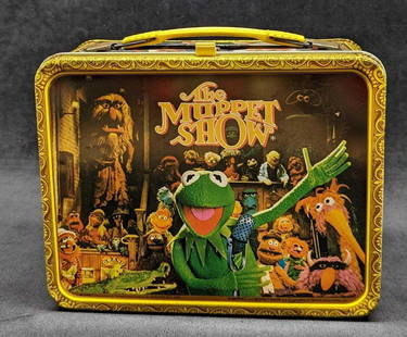 Vintage 1978 Muppet Show Thermos Lunch Box: Vintage 1978 Muppet Show Thermos Lunch Box. This is approx 8 5/8&#34; x 3 7/8&#34; x 7&#34; and it weighs 0.98lb. The lunch box is in a good, vintage condition with some markings and scratches. Please