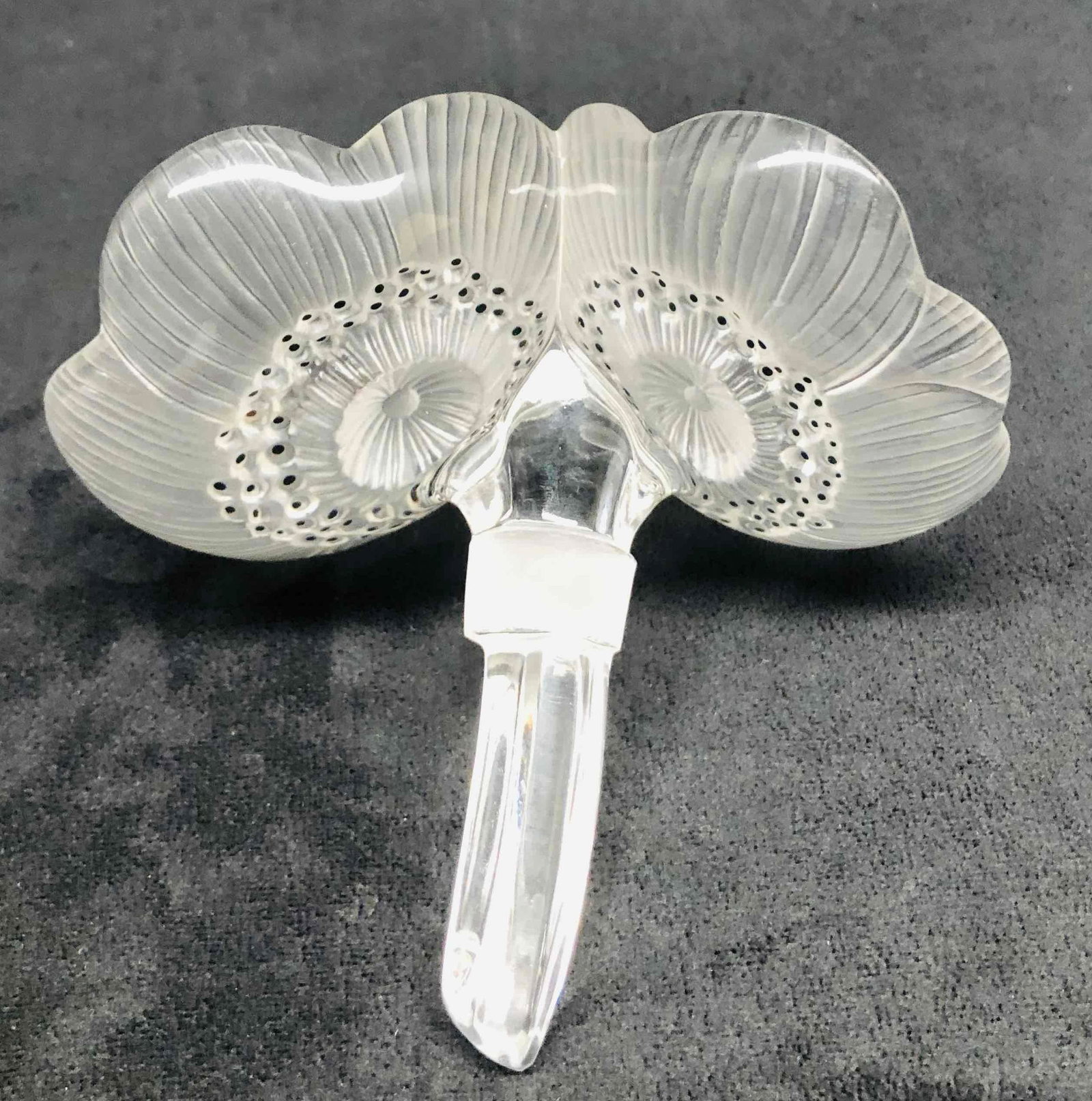 Lalique Signed French Crystal Anemones Flowers: This lot contains Lalique Signed French Crystal Anemones Flowers. It is approx 5 3/4" x 5 1/2" x 3 3/4" and it weighs about 1bs. Overall the Lalique Flowers is in good used condition with 