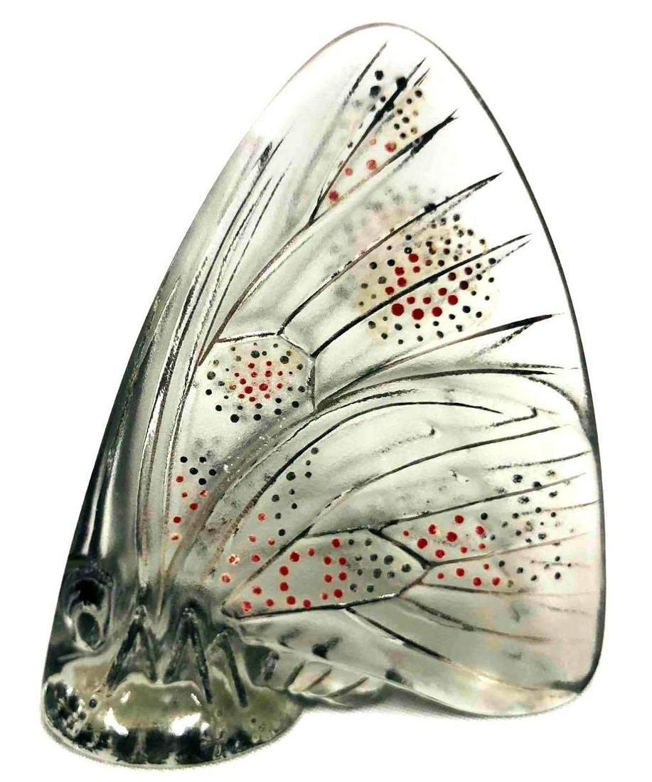 Lalique French Art Glass Signed Butterfly 30106: This lot contains Lalique French Art Glass Butterfly 30106. It is approx 2" x 1/2" x 2 1/4" and it weighs about 0.09lbs. Overall the Lalique butterfly is in good used condition with some l