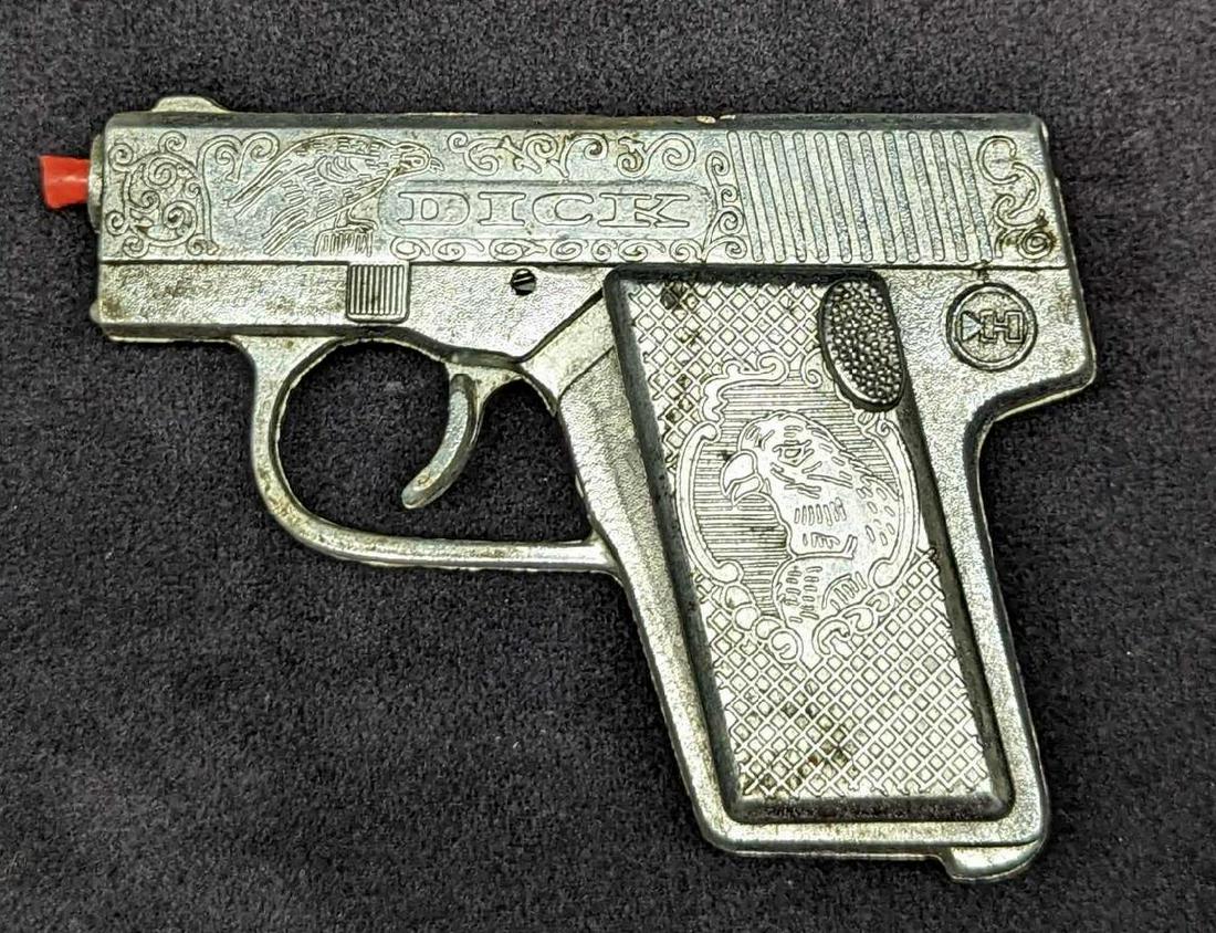 Vintage Die Cast Metal Hubley Dick Tracy Cap Gun: Vintage Die Cast Metal Hubley Dick Tracy Cap Gun. This toy gun is approximately 4 1/4" x 1" x 3 1/4" and weighs 0.35lb. Is in good, vintage condition with some markings and wear. Please se