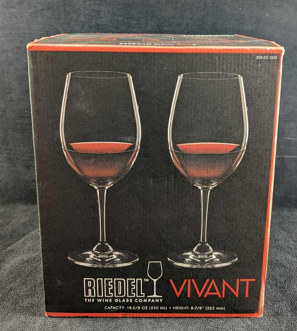 Riedel Set Of 4 Vivant Red Wine Glasses With Box: Riedel Set Of 4 Vivant Red Wine Glasses With Box. Each glass is approx 3 1/2" x 3 1/2" x 8 3/4". The glasses are made of a nonlead Tyrol Crystal and made in Germany. The glasses have no ch