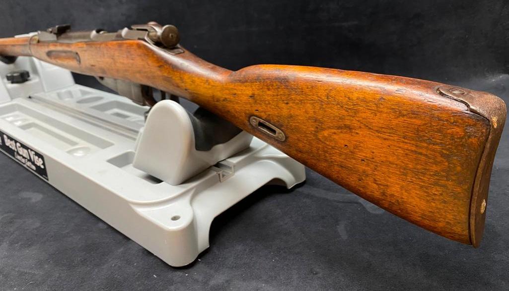 WWII Era Soviet Mosin-Nagant 1891 Bolt-Action Rifle: WWII Era Soviet Mosin-Nagant 1891 Bolt-Action Rifle Mosin Nagant 7.62 x 54mmR rifle, stamped 1939. The serial numbers on various parts are not matching, and there is a plate nailed to the butt. The gu