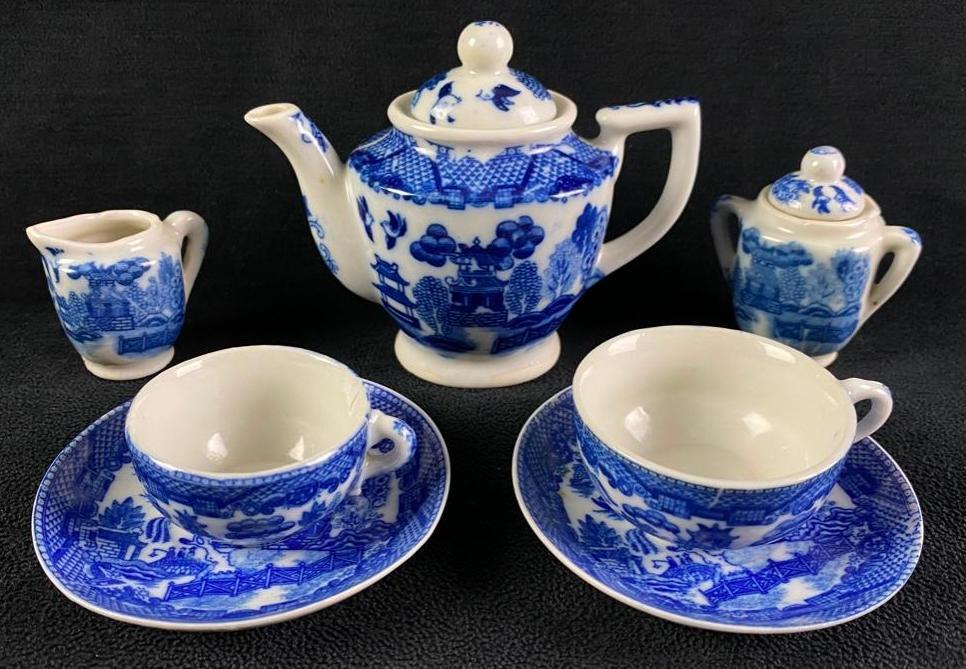 Occupied Japan Blue Willow Child's Tea Set: Occupied Japan Blue Willow Child's Tea Set Vintage child's porcelain tea set in the style of the famous Blue Willow pattern. The set is miniature, and was made in Occupied Japan. Includes a t