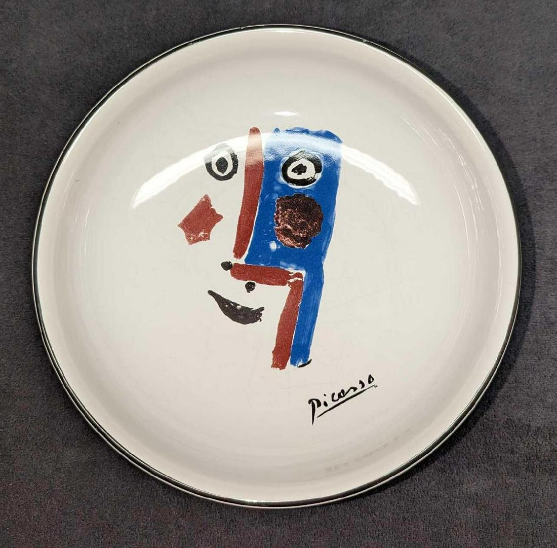 Picasso Living Face Masterpiece Edition Bowl: Picasso Living Face Masterpiece Edition Bowl. This ceramic bowl was released by Masterpiece Editions LTD in 1996. The bowl is approx 9" x 9" x2 1/4" and it weighs 1.38 lb. The bowl has a s