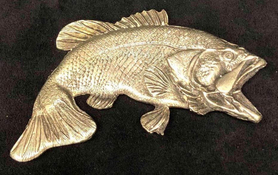 Wide Mouth Bass Metal/Brass Belt Buckle: This lot contains a wide mouth bass metal/brass belt buckle. Made in 1980 in the U.S.A by the manufacturer Metzke This belt buckle is the perfect gift for any fisherman. It is approx 6" x 3 1/4