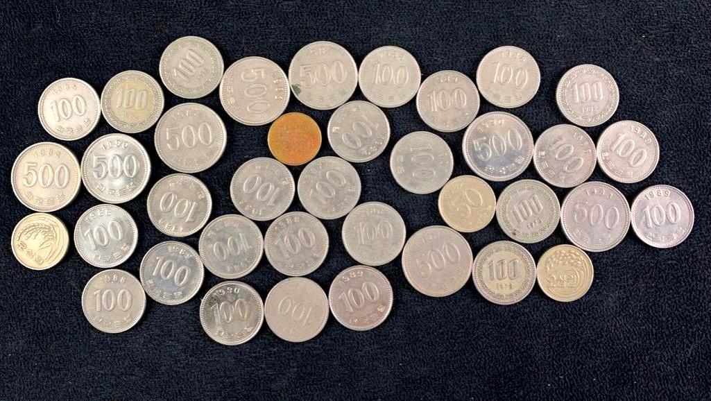 Vintage South Korean Coins: Vintage South Korean Coins Lot of coins from South Korea, mostly from the 1970s and 1980s. Coins are in various denominations. Please see photos for best description of condition. Approximate size: 3&
