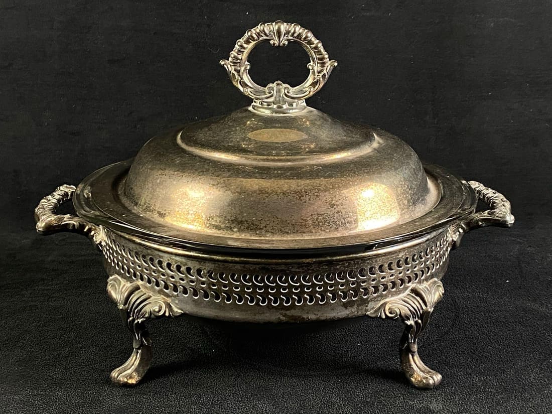 Vintage WA Rogers Round Footed Chaffing Warming Dish W/ Pyrex Glass Insert: Vintage WA Rogers Round Footed Chaffing Warming Dish W/ Pyrex Glass Insert This Vintage - Antique silver plated piece has been researched and tested to be authentic prior to listing. Please view all