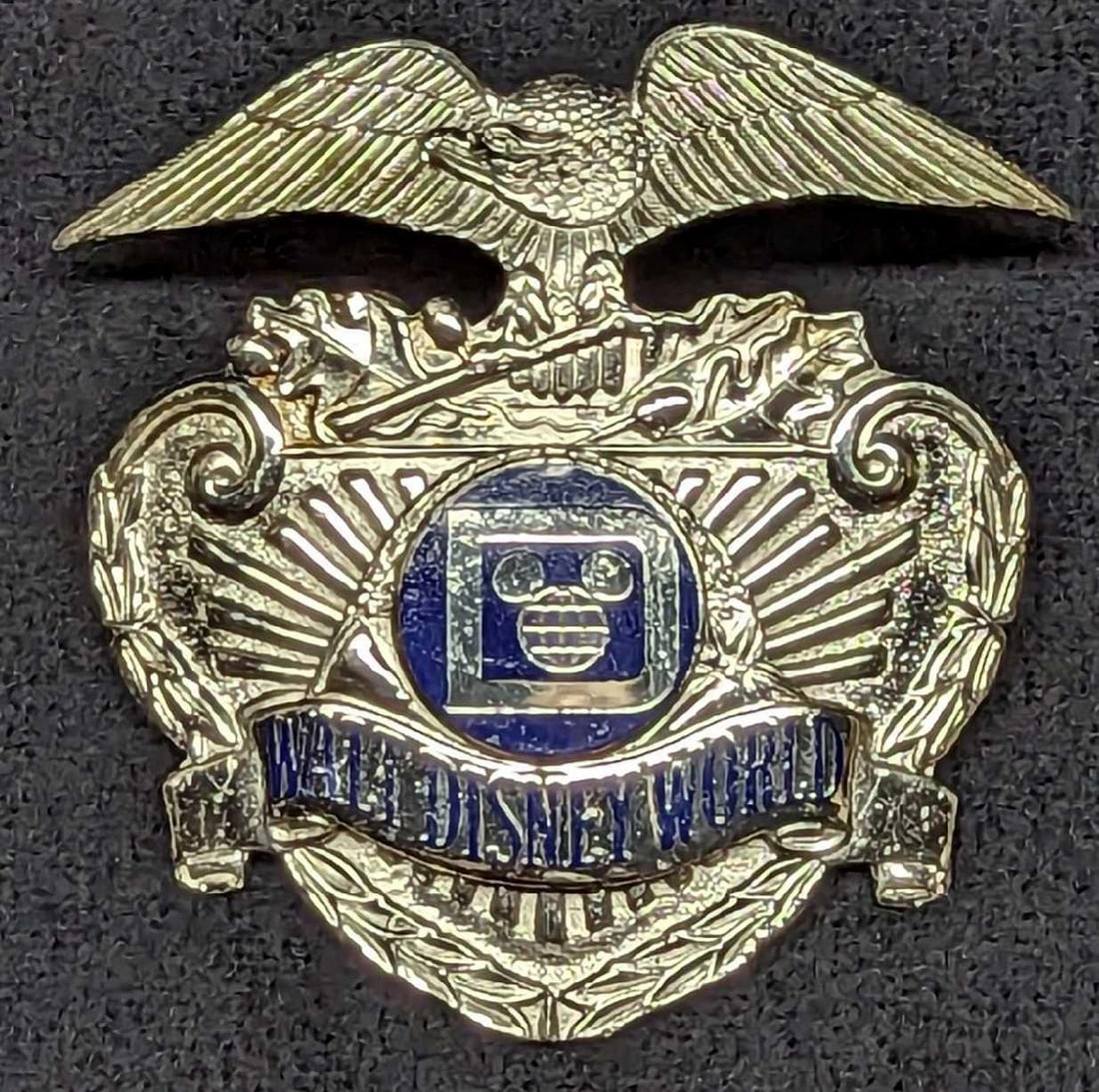 1980s Disney World Security Hat Metal Badge 1046 (1 of 2)