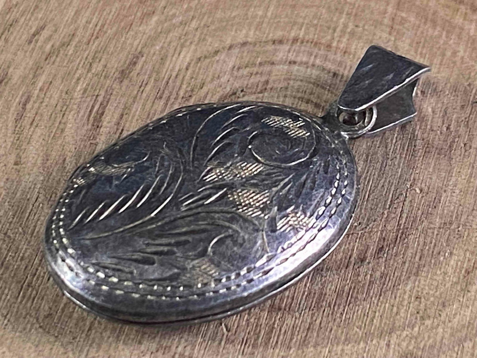 Vintage Etched Sterling Oval Locket Charm / Pendant: This fine vintage sterling estate item has been tested and confirmed to be authentic. Please view all our pictures they are part of our description . Happy Bidding DETAILS: Metal - Sterling <