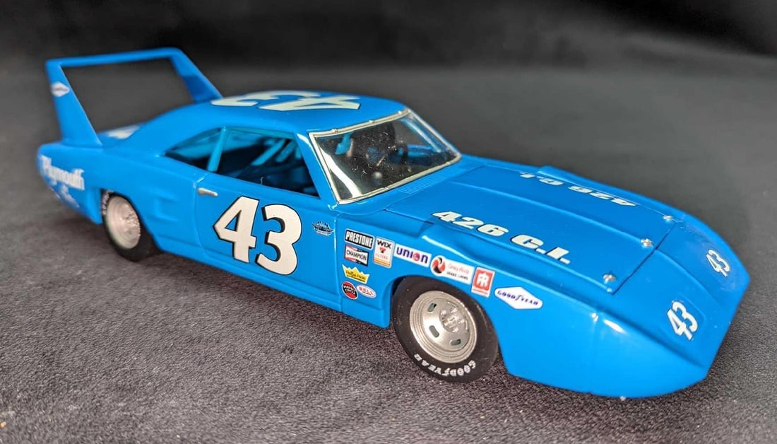 1:24 Richard Petty 1970 Plymouth Superbird #43 Nascar