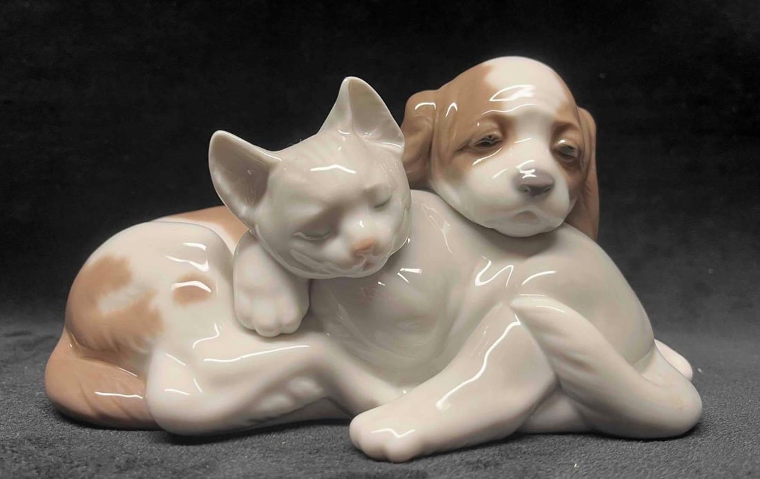 LladrÃ³ Bosom Buddies 6599: This lot contains a LladrÃ³ Bosom Buddies 6599. Handmade In Spain. Designed in 1999. It is approx 6 3/4" x 3 3/4" x 3 3/4" and it weighs about 1.1bs. Retired in 2003. Overall the LladrÃ