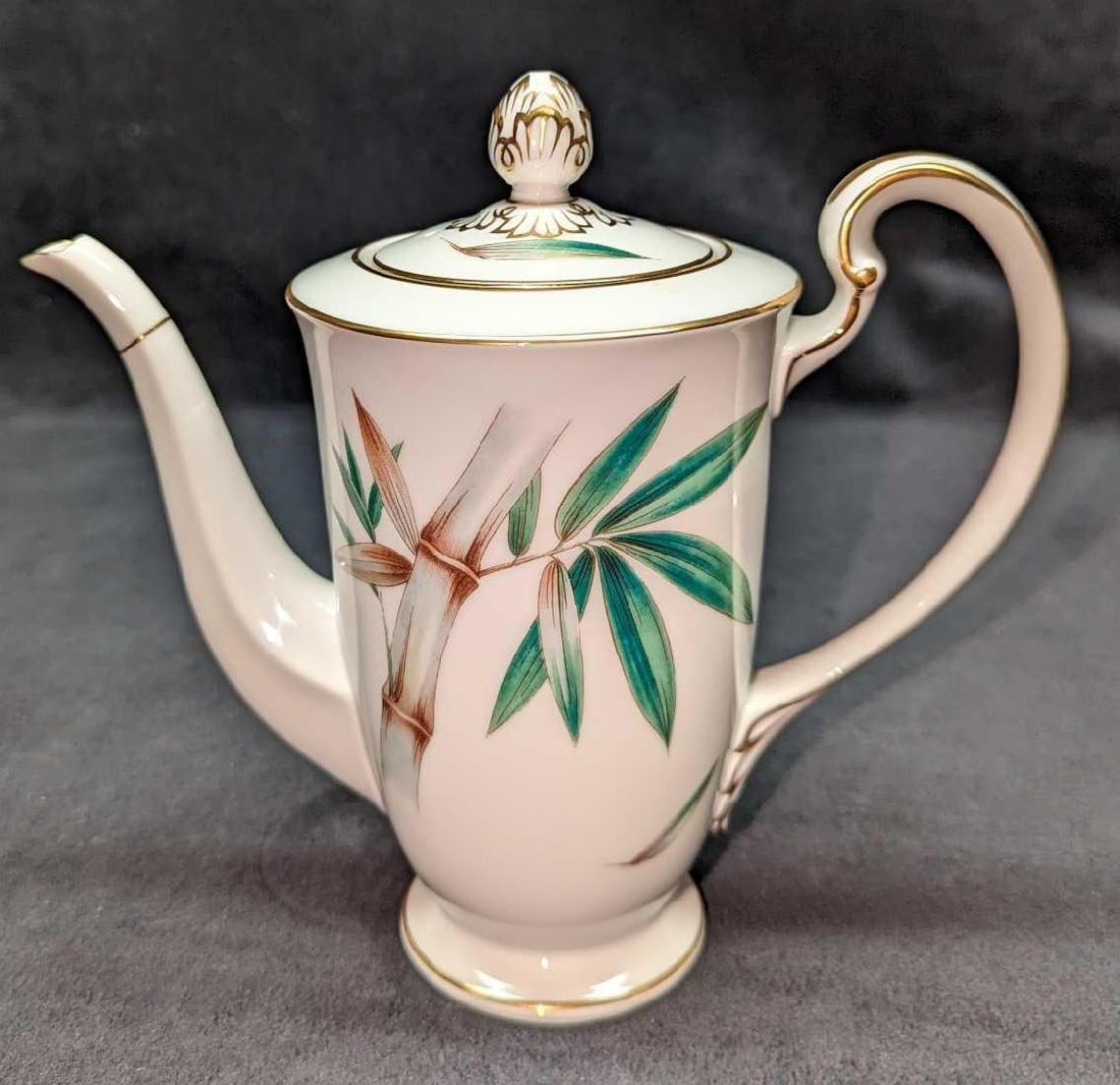 Vintage Noritake China 5682 Mini Coffee Pot & Lid: Vintage Noritake China 5682 Mini Coffee Pot & Lid. This is approx 9" x 4" x 7 3/4" and it weighs 1.03lb. The mini coffee pot has no chips or cracks.