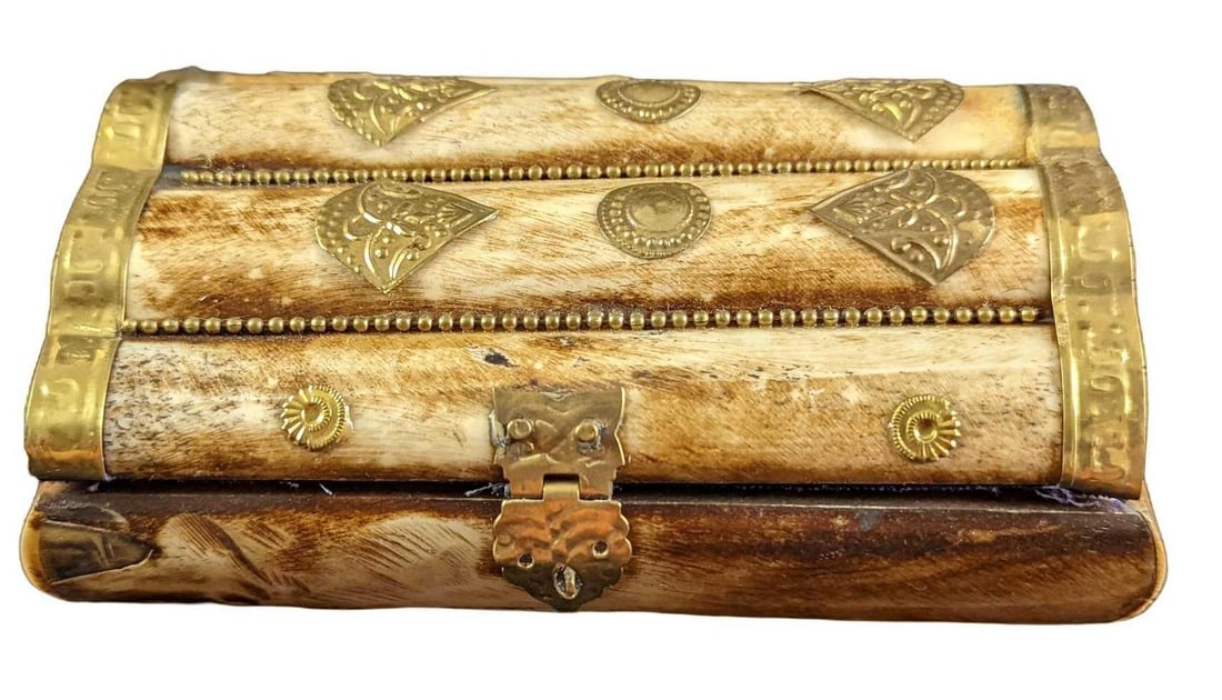 Vintage Bone And Brass Trinket Box: Vintage Bone And Brass Trinket Box. Made in India. Is approx 6" x 4" x 2" and it weighs 0.88lb. The box is in a good, vintage condition with a crack on the right side of the box. Please se