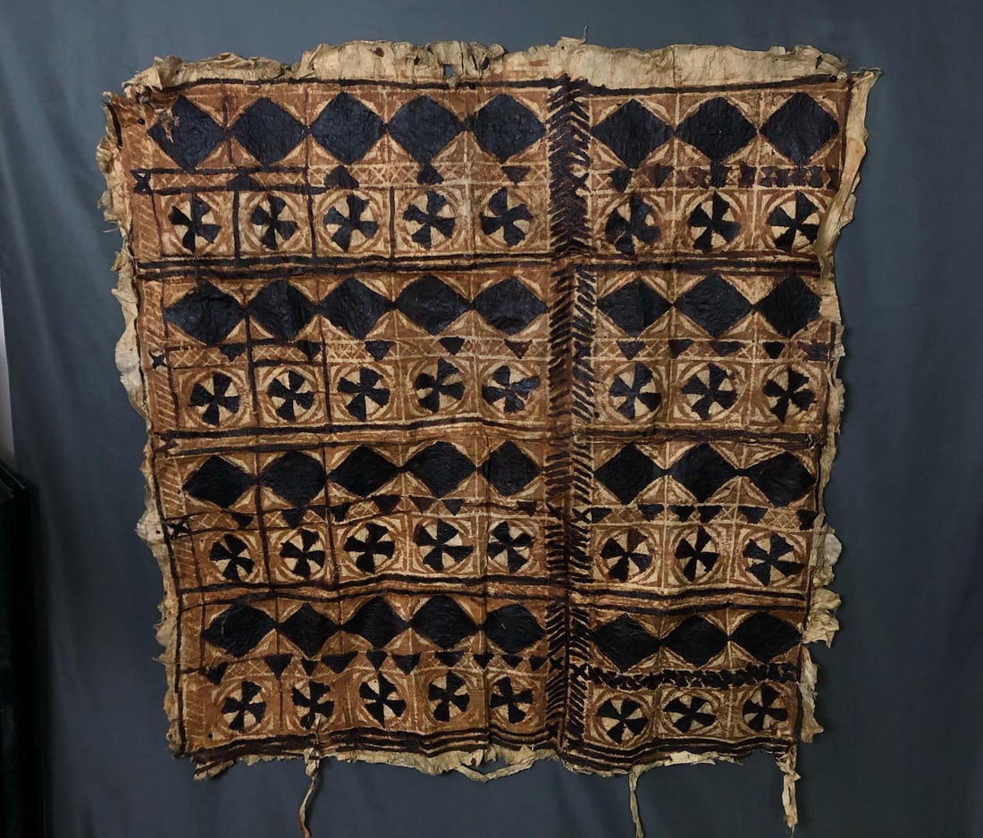 Vintage Unique African Tanned Hand Decorated Painted Animal Hide 48" x 49": Vintage Unique African Tanned Hand Decorated Painted Animal Hide . We are unsure of the type of animal . In good Condition with no holes but a small tear to the corner as pictured great decorative aut