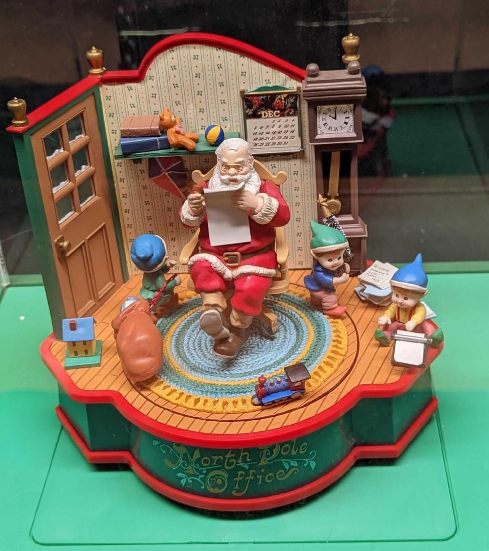 Santas Office  Animated Musical Lustre Christmas Display (1 of 7)
