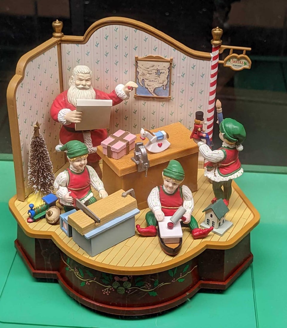 Santa's Workshop Animated Musical Lustre Christmas Display (1 of 7)