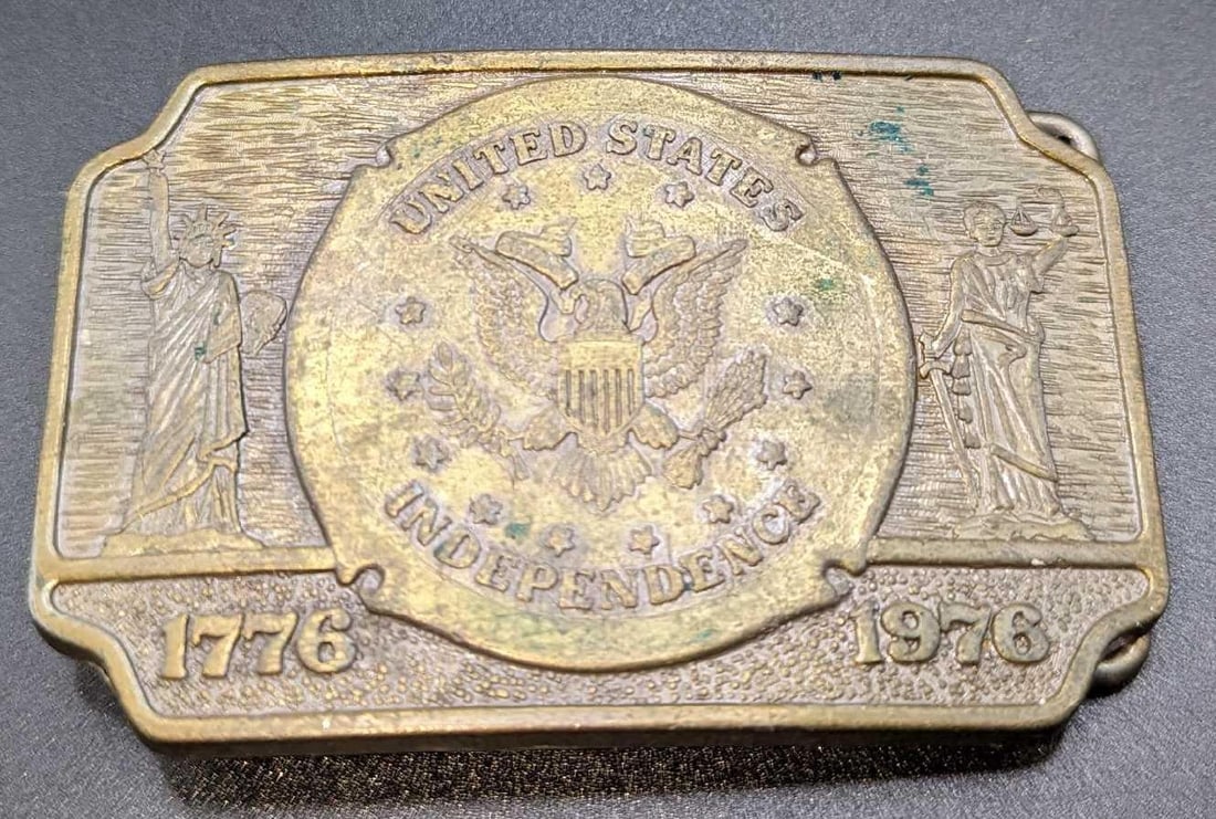 Cast Bronze USA Bicentennial Belt Buckle 1976 F18: Cast Bronze USA Bicentennial Belt Buckle 1976 F18. This is approx 3 3/8" x 1/4" x 2 1/4" and it weighs 0.20lb. The buckle has some wear and tarnish.