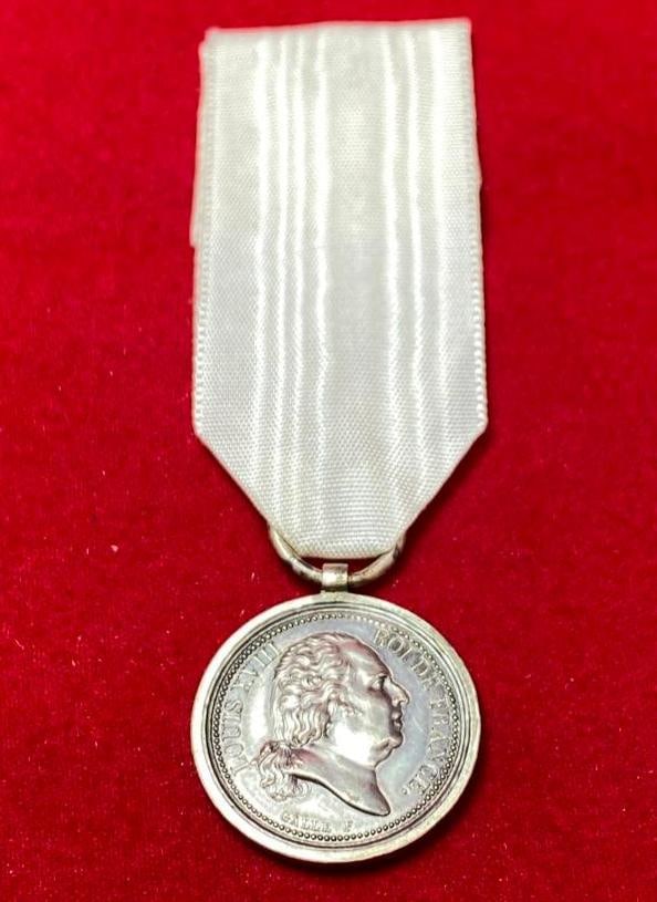 Mini Louis XVIII FidÃ©litÃ© Medal (1 of 7)