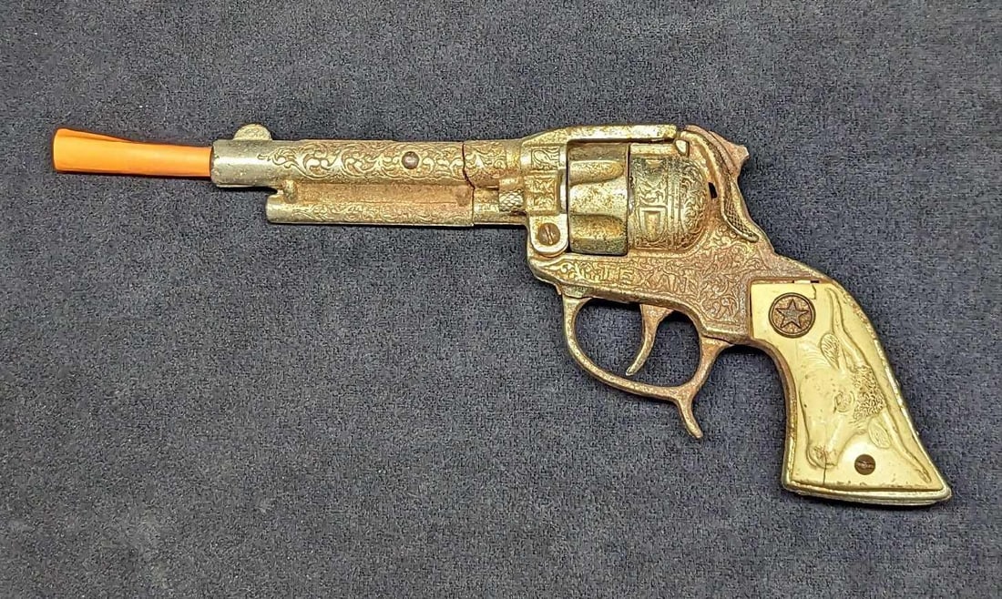 Vintage Hubley Texan Cast Iron Cap Gun: Vintage Hubley Texan Cast Iron Cap Gun. From the 1940s. The cap gun is approx 9" x 1 3/4" x 4 1/2" and it weighs 1.24lb. Part of the hammer is broken off. The mechanisms are all in working