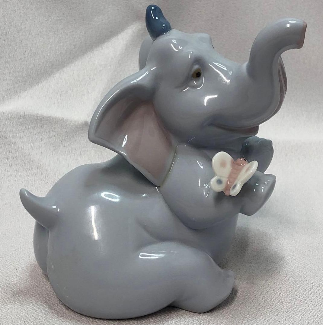 2003 NAO by Lladro 1453 Don't Tell Anybody: This lot contains a 2003 NAO by LladrÃ³ 1453 Don't Tell Anybody. It is approx 4" x 4" x 4" and it weighs about 0.6lbs. Overall the LladrÃ³ is in good used condition with some light