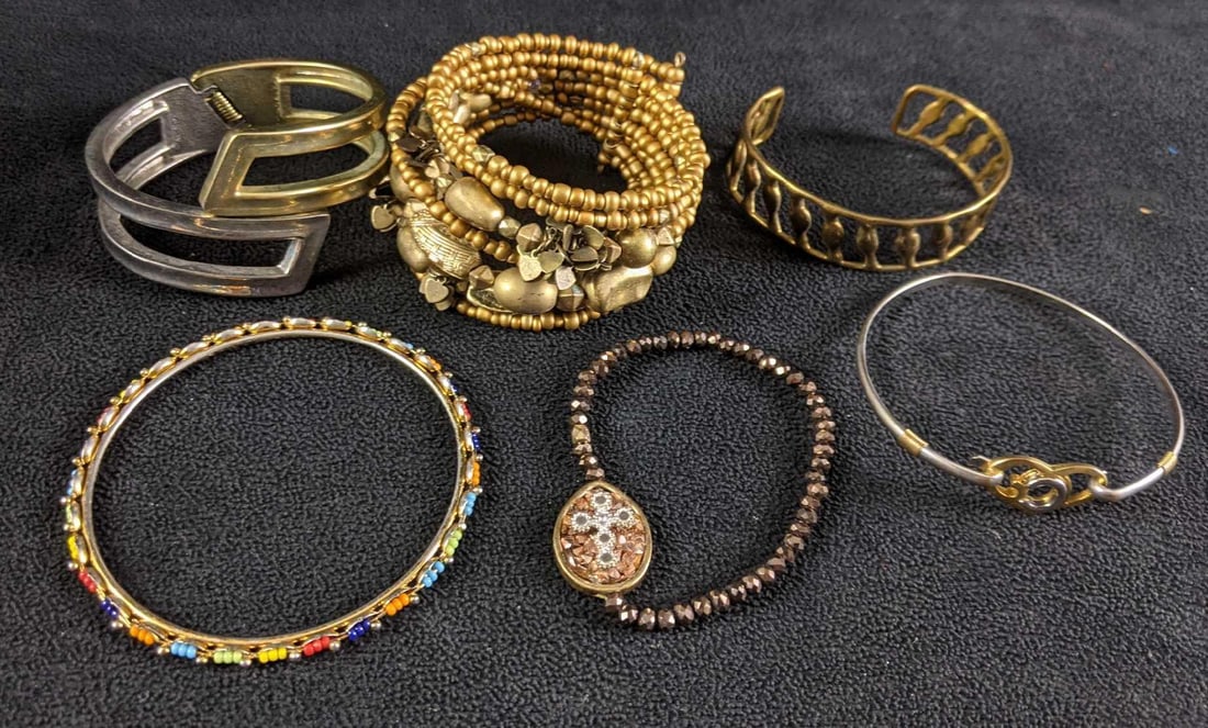 Bracelet Bundle Six Assorted Bracelets: Bracelet Bundle Six Assorted Bracelets This lot has six assorted bracelets all in good condition. They seem to be overall gold-toned but some other colors are included. Weight together: 0.3lbs