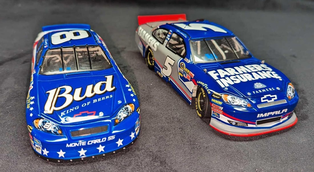 Dale Earnhardt Jr & Kasey Kahne NASCAR 1:24 Scale Cars: Dale Earnhardt Jr & Kasey Kahne NASCAR 1:24 Scale Cars. This lot includes: (1) Drivers Select Dale Earnhardt Jr #8 Budweiser Stars & Stripes 2007 Monte Carlo 1:24 scale. Comes in its original 