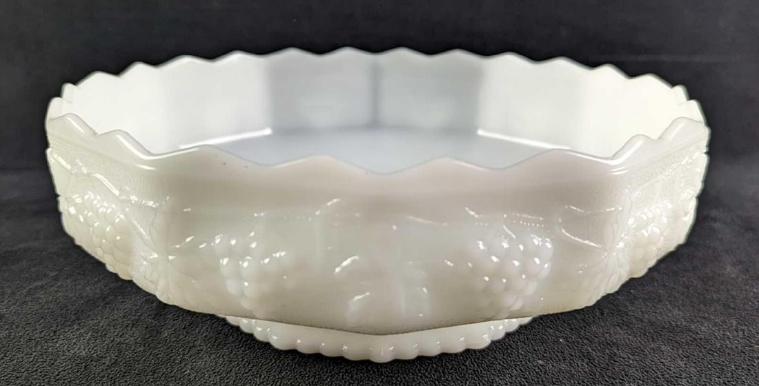 Vintage Anchor Hocking Fire King Milk Glass Bowl (1 of 7)