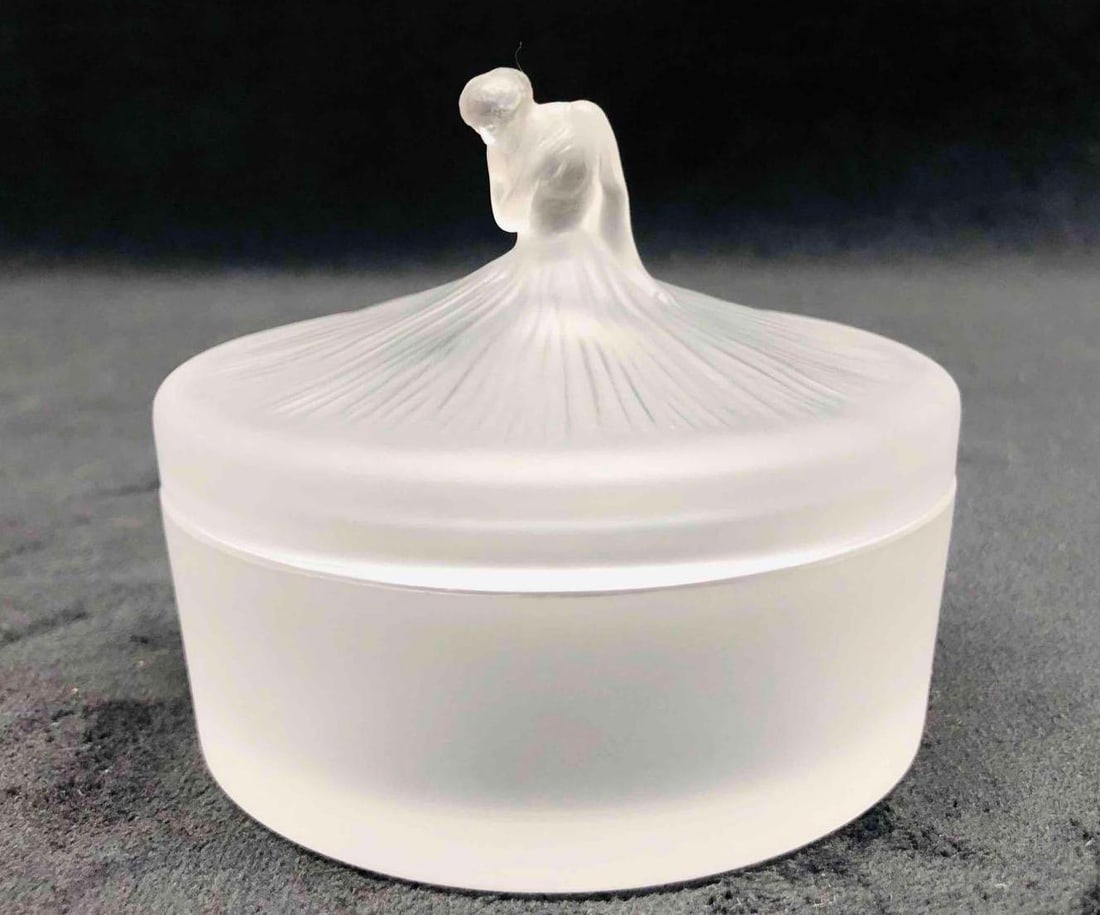 Lalique Society Of America 1989 Dagas Round Box Signed & Dated 3.12.90: This lot contains a Lalique Society Of America 1989 Dagas Round Box Signed Signed & dated 3.12.90. It is approx 3 1/4" x 3 1/4" x 3" and it weighs about 0.6lbs. Overall the Lalique box
