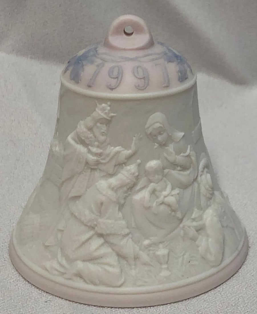 1997 Lladro #6441 Christmas Bell Ornament in Matte: This lot contains a 1997 Lladro #6441 Christmas Bell Ornament in Matte Finish. Retired. The item is approx 3" x 3" x 3" and weighs about 0.3lbs. Overall the Lladro is in good used conditio