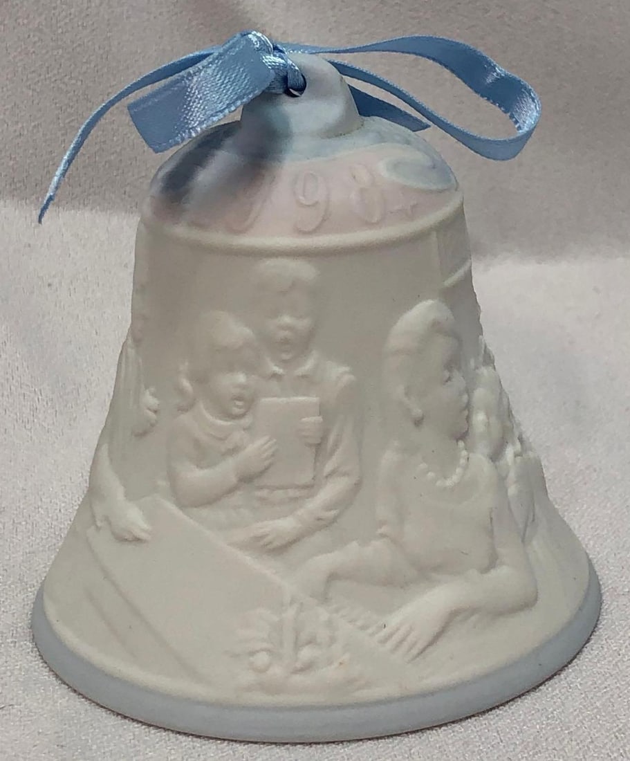 1998 Lladro #6560 Christmas Bell Ornament in Matte: This lot contains a 1998 Lladro #6560 Christmas Bell Ornament in Matte Finish. Retired. The item is approx 3" x 3" x 3" and weighs about 0.3lbs. Overall the Lladro is in good used conditio