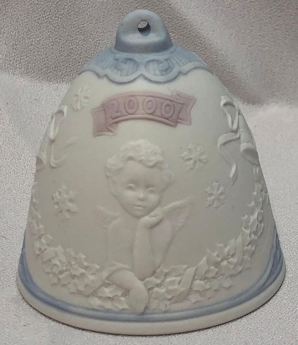 2000 Lladro #6700 Christmas Bell Ornament in Matte: This lot contains a 2000 Lladro #6700 Christmas Bell Ornament in Matte Finish. Retired. The item is approx 3" x 3" x 3" and weighs about 0.3lbs. Overall the Lladro is in good used conditio