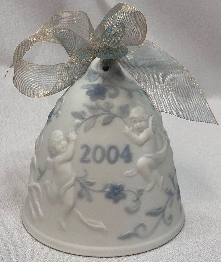 2004 Lladro #6737 Christmas Bell Ornament in Matte: This lot contains a 2004 Lladro #6737 Christmas Bell Ornament in Matte Finish. Retired. The item is approx 3" x 3" x 3" and weighs about 0.3lbs. Overall the Lladro is in good used conditio