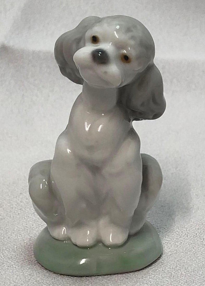 1999 Lladro 7685 A Friend For Life: This lot contains a 1999 Lladro 7685 A Friend For Life. It is approx 3" x 1-1/2" x 1-3/4" and it weighs about 0.1lbs. Overall the LladrÃ³ is in good used condition with some light wear f