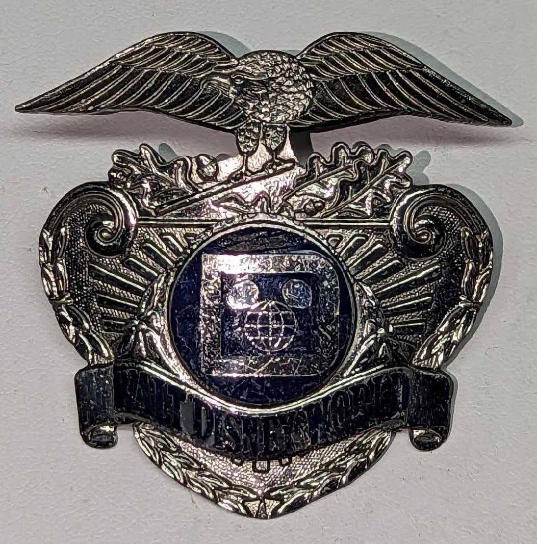 1980s Disney World Female Security Hat Badge 540 (1 of 2)