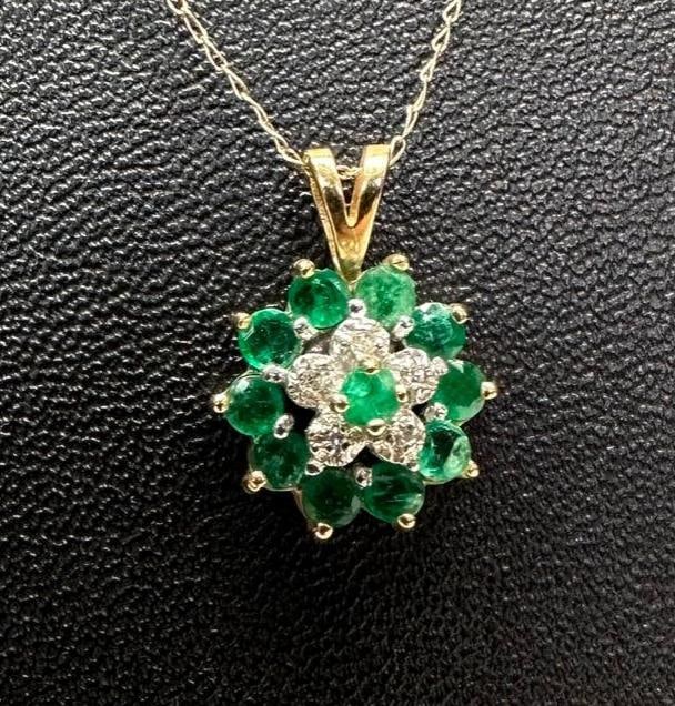 10k Gold Emerald Pendant Necklace (1 of 4)