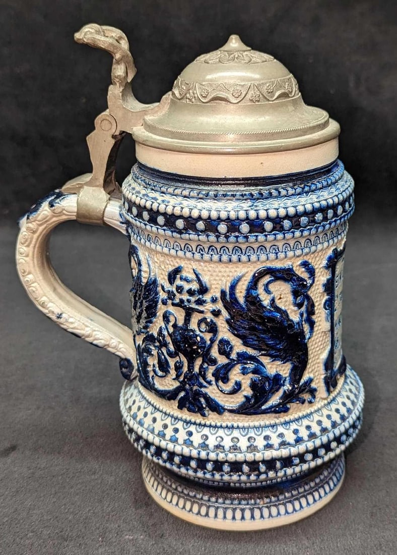 Vintage Ceramic Ein Guter Trunk Macht Alte Jung Stein: Vintage Ceramic Ein Guter Trunk Macht Alte Jung Stein. The quote on the stein translates as "A good drink makes old people young.'. This unmarked 1L stein is approx 6" x 5" x 8 1/4"