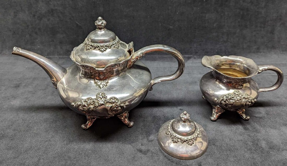 Vintage WM A Rogers Silverplated Tea Pot & Creamer: Vintage WM A Rogers Silverplated Tea Pot & Creamer. This lot comes with: (1) Teapot. This is approx 11" x 6" x 8" and it weighs 1.97lbs. Is marked quadruple plated. (1) Creamer. This