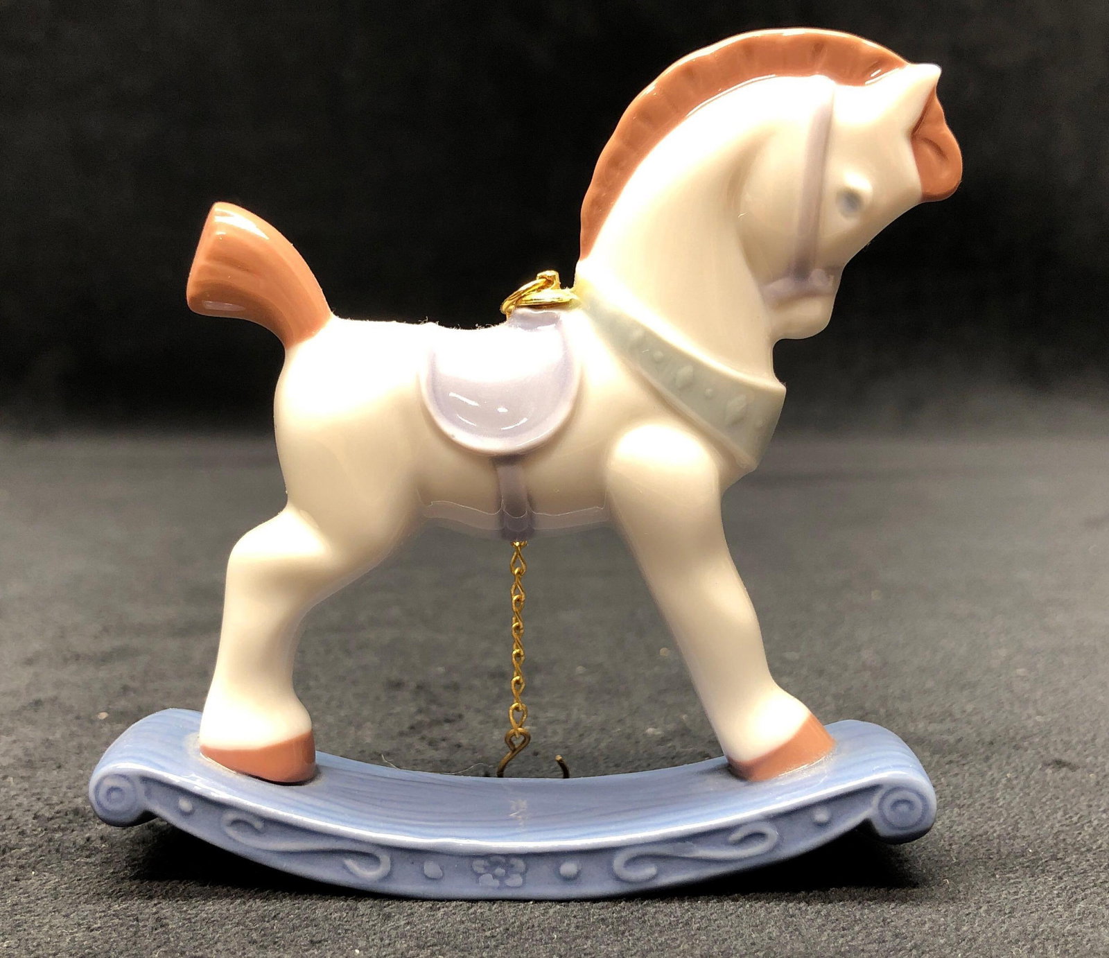 1995 Lladro 6262 Rocking Horse Holiday Ornament: This lot contains a 1995 LladrÃ³ 6262 Rocking Horse Holiday Ornament. Retired in 1998. Handmade in Spain. It is approx 3-1/2" x 3-1/2" x 1" and it weighs about 0.2lbs. Overall the Lladr�