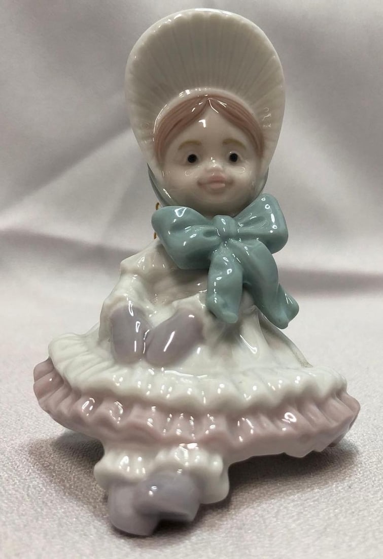 1995 Lladro 6263 Doll Holiday Ornament: This lot contains a 1995 LladrÃ³ 6263 Doll Holiday Ornament. Retired in 1998. Handmade in Spain. It is approx 3-1/2" x 2-1/2" x 2-1/2" and it weighs about 0.1lbs. Overall the LladrÃ³ i