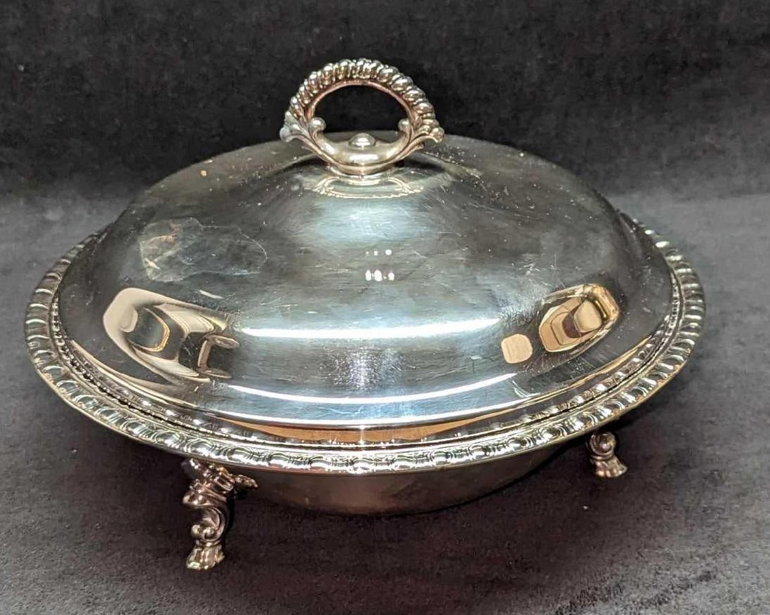 VM Rogers Silverplate Covered Dish W Pyrex Insert (1 of 11)