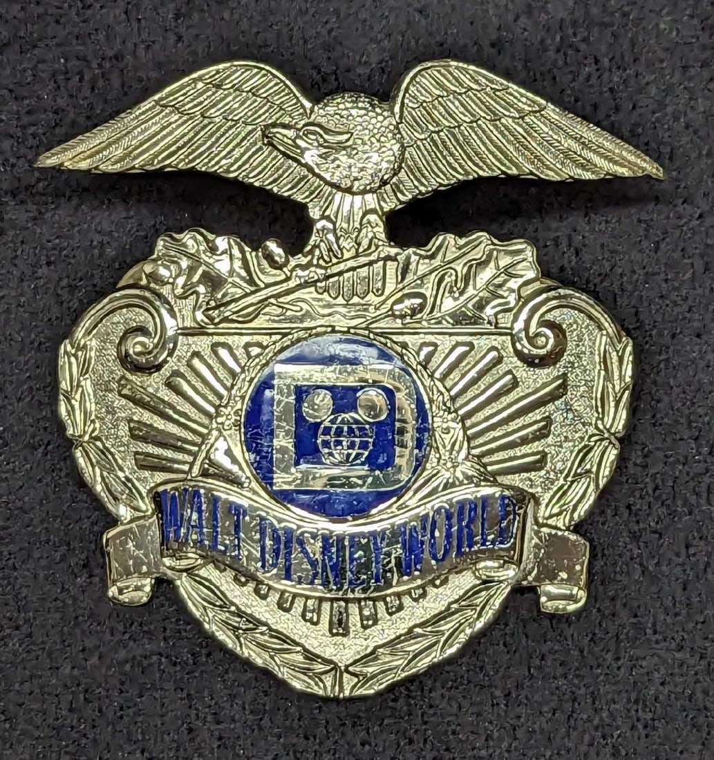 1980s Disney World Security Hat Metal Badge 860 (1 of 4)