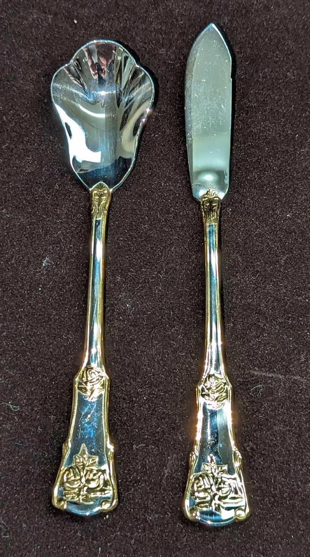 Royal Albert Old Country Roses Butter Knife & Sugar Shell Spoon: Royal Albert Old Country Roses Butter Knife & Sugar Shell Spoon. The shell spoon is approx 1 1/2" x 1/4" x 6 1/2". The butter knife is approx 1/2" x 1/4" x 7". The total we