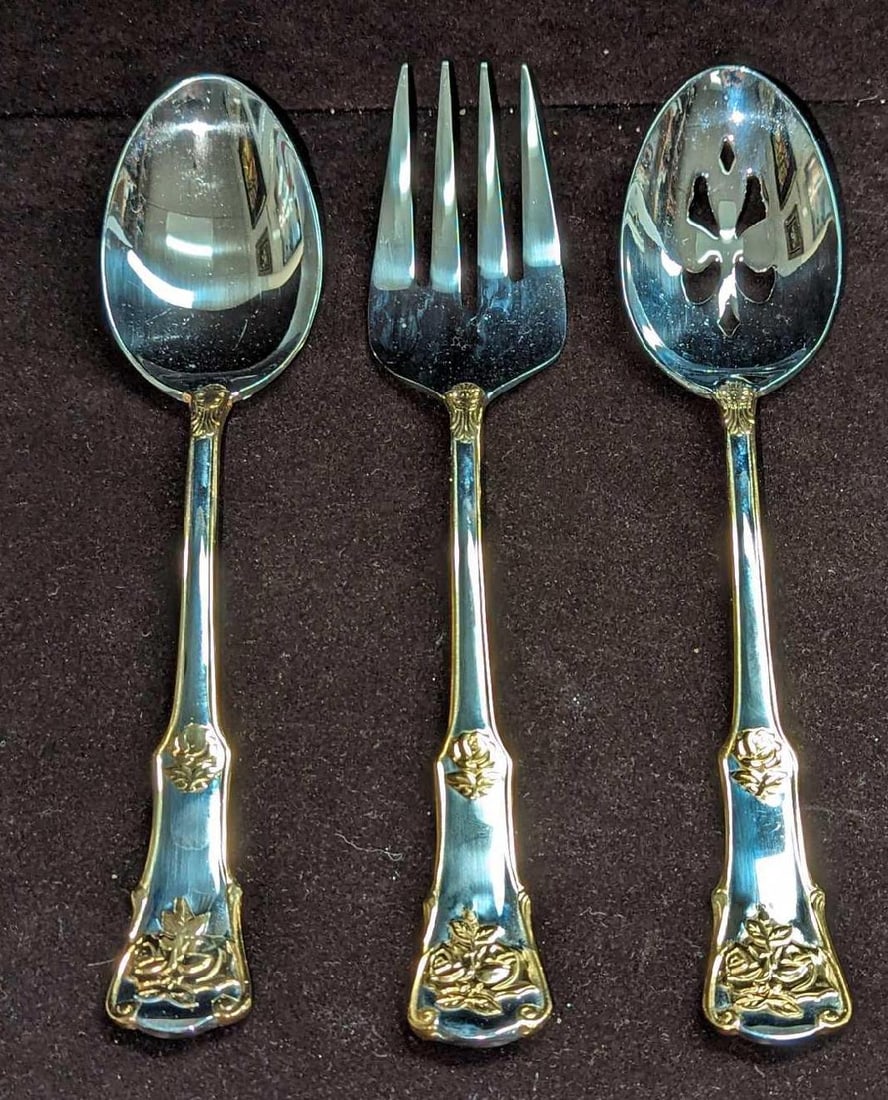 Royal Albert Old Country Roses Serving Spoons & Fork: Royal Albert Old Country Roses Serving Spoons & Fork. This lot includes: (1) Royal Albert Old Country Roses Serving Spoon. This is approx 2 1/8" x 3/4" x 9 1/4". (1) Royal Albert Old C