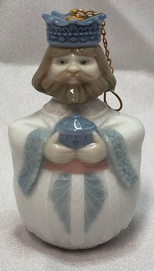 1996 Lladro #6380 King Gaspar Ornament: This lot contains a 1996 Lladro #6380 King Gaspar Ornament. Retired 1998. It is approx 3-1/2" x 2-1/2" x 2" and weighs about 0.2lbs. Overall the Lladro ornament is in good used condition w