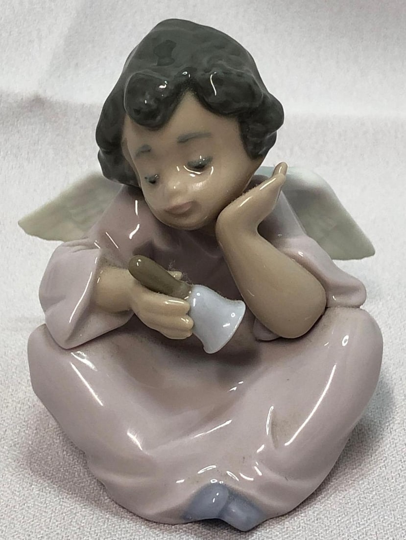 1989 Lladro 5723 Heavenly Chimes: This lot contains a 1989 Lladro 5723 Heavenly Chimes. It is approx 3-1/2" x 3" x 3" and it weighs about 0.3lbs. Overall the LladrÃ³ is in good used condition with some light wear from us