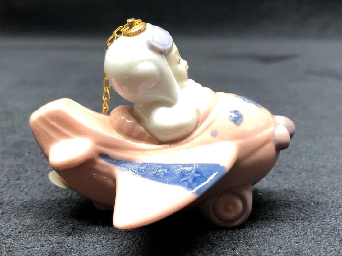 1996 Lladro 6343 Little Aviator Holiday Ornament (A): This lot contains a 1996 Lladró 6343 Little Aviator Holiday Ornament. Handmade in Spain. It is approx 3" x 2" x 3" and it weighs about 0.1lbs. Overall the Lladró is in good used conditio