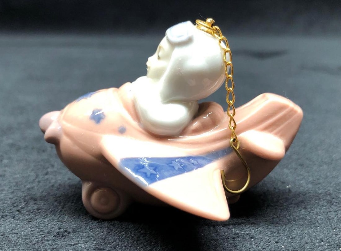 1996 Lladro 6343 Little Aviator Holiday Ornament (B): This lot contains a 1996 Lladró 6343 Little Aviator Holiday Ornament. Handmade in Spain. It is approx 3" x 2" x 3" and it weighs about 0.1lbs. Overall the Lladró is in good used conditio