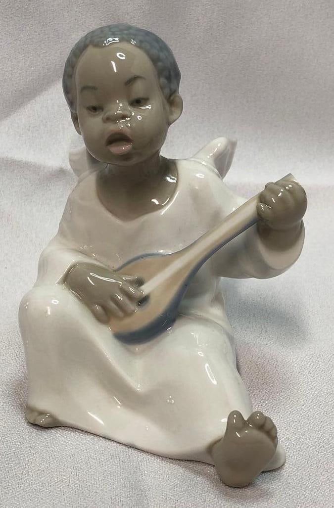 1970 Lladro 4537 Angel (A): This lot contains a 1970 Lladró 4537 Black Angel - Black Legacy Collection. Retired in 2019. Handmade in Spain. It is approx 4-1/2" x 5-1/2" x 3-1/2" and it weighs about 0.6lbs. Overall t
