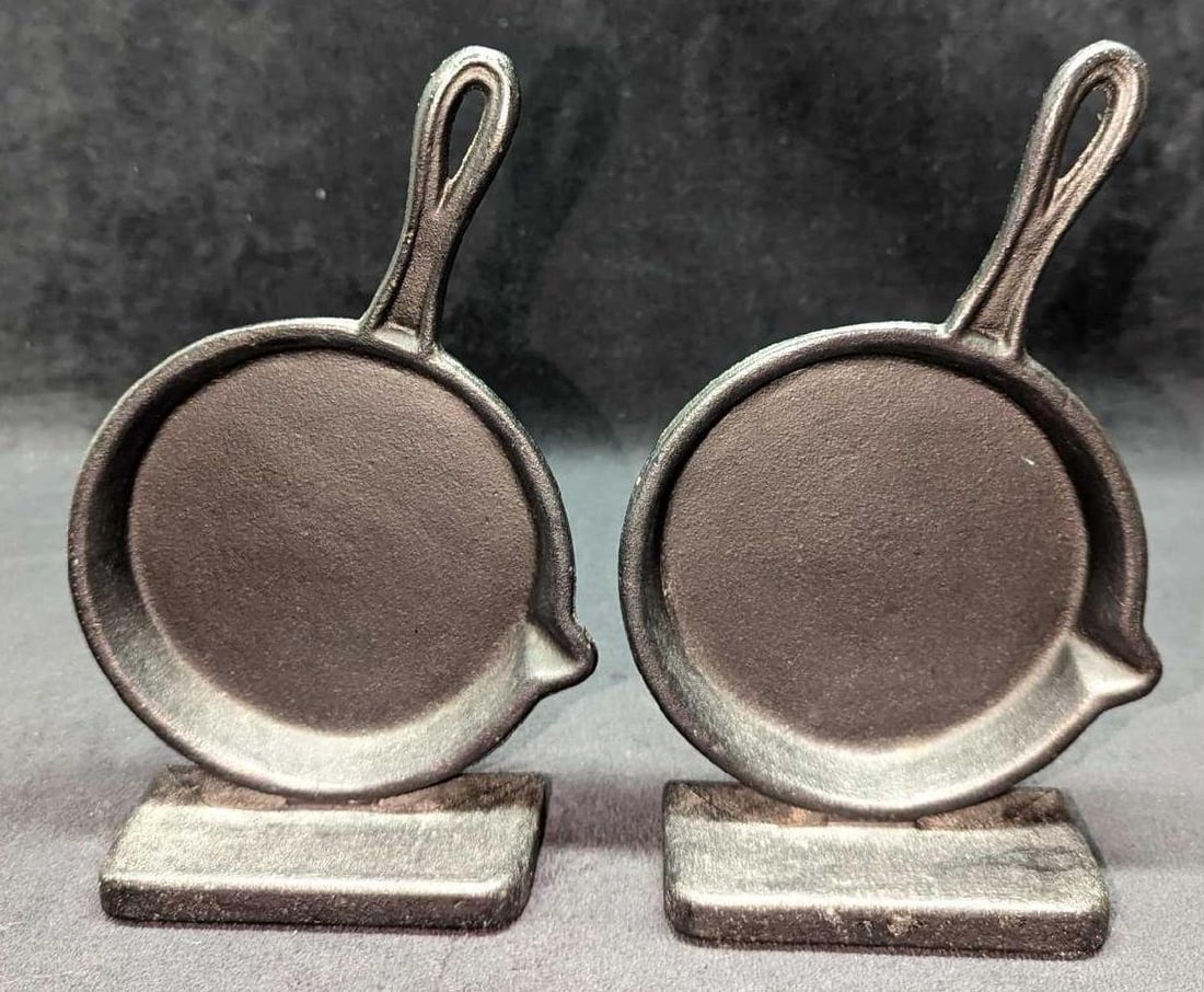 Vintage Robert Emig Cast Iron Skillet Bookends: Vintage Robert Emig Cast Iron Skillet Bookends. Each is approx 5" x 2" x 7 3/4" and the total weight is 4.20lbs. Both are in a good, vintage condition with some light signs of wear.